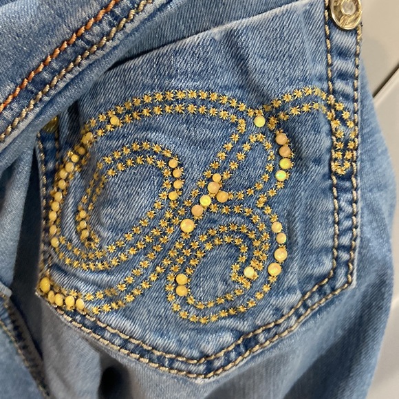 Apple Bottoms Jeans Y2K 7/8 Distressed Bermuda denim shorts ๐ - Picture 10 of 17